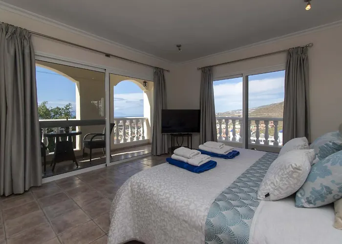 Catherine أذيخي