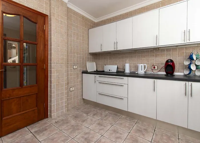 Catherine أذيخي