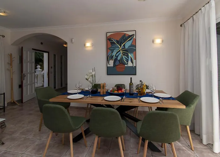 Catherine أذيخي